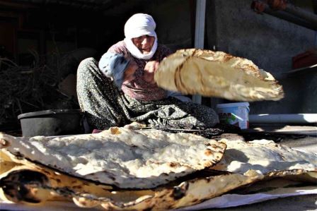 97 yaşındaki Mesude nine, 67 yıldır tandırda ekmek pişirerek geçimini sağlıyor