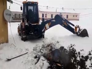 Buz tutan toprağı lastik yakarak kazdılar