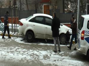 Buzlu zeminde kayan otomobil refüje çıktı