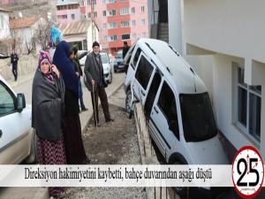 Direksiyon hakimiyetini kaybetti, bahçe duvarından aşağı düştü 