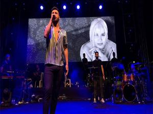 Emre Kaya'dan konserlerinde ustalara saygı