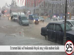 Erzurum'daki sel baskınında birçok araç yolda mahsur kaldı 