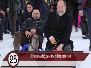 Eski Bakan Akdağ, gençlerle birlikte kızak kaydı 