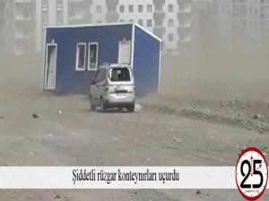 Şiddetli rüzgar konteynırları uçurdu 