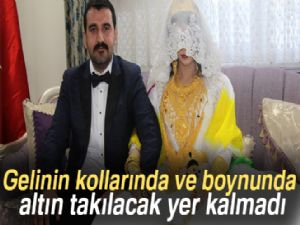 Gelinin kollarında ve boynunda altın takılacak yer kalmadı