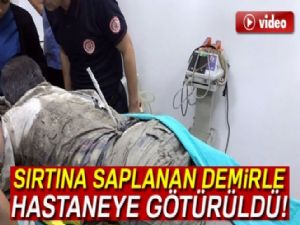 Sırtına saplanan demirle hastaneye götürüldü