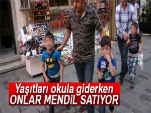 Yaşıtları okula giderken onlar mendil satıyor