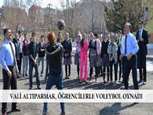 VALİ ALTIPARMAK, ÖĞRENCİLERLE VOLEYBOL OYNADI