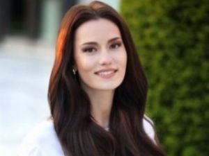 Fahriye Evcen makyajsız görüntülendi