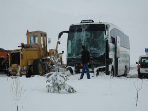 KAR KÜREME ARACI İLE YOLCU OTOBÜSÜ ÇARPIŞTI: 4 YARALI 