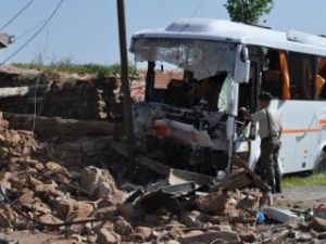 Öğrencileri taşıyan minibüs kaza yaptı