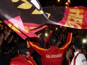 Galatasaraylı taraftarların galibiyet coşkusu...