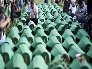 Srebrenica'da kurbanların cenazesi Potoçari Mezarlığı'nda