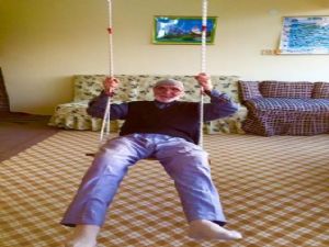 Zonguldaklı 87 yaşındaki dedenin salıncak keyfi