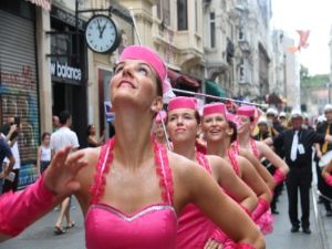 CHP'li belediyeden İstiklal Caddesi'nde festival açılışı