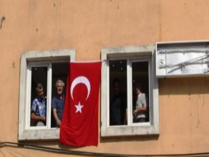 HDP'liler kendi binalarına Türk bayrağı astı