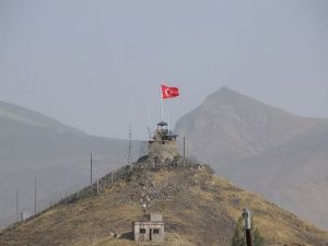 Ağrı'da nöbet kulübelerine saldırı