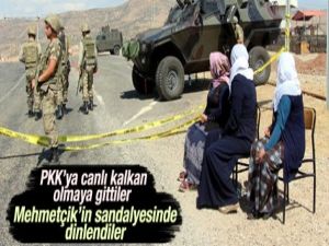 Canlı kalkanlar Mehmetçik'in sandalyesinde dinlendi