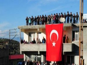 Şehit polis ile minik kızı İrem'i 10 bin kişi uğurladı