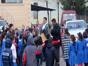 Tayini çıkan müdürün arkasından kutlama yaptılar