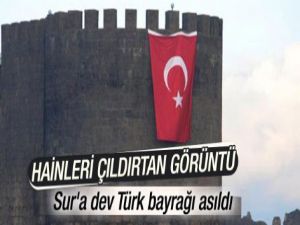 Sur Kalesi'ne dev Türk bayrağı asıldı