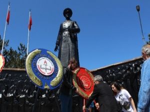 Erzurum CHP İl Başkanlığından Atatürk Anıtına Çelenk