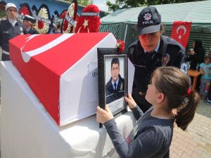 Şehit polisin cenazesinde duygulandıran diyalog