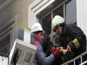 ÇÖKEN TAVANIN ALTINDA KALAN İTFAİYE ERİ YARALANDI