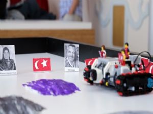 15 Temmuz'dan etkilenen çocuklardan Türk bayrağına duyarlı robot