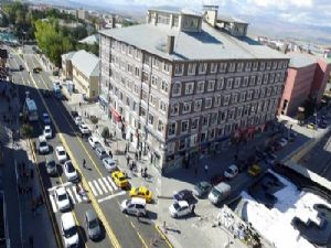 BÜYÜKŞEHİR KENTİN TARİHİ CUMHURİYET CADDESİ'Nİ YENİLİYOR