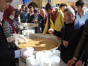 Palandöken Belediyesi vatandaşlara aşure dağıttı