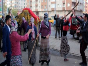 Sokakta kadın kıyafeti giymiş erkeklerin oyunu polisin dikkatini çekti