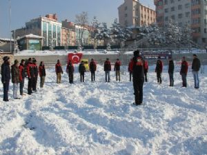 Erzurum'da kar üzerinde lastik raftingi