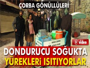 Dondurucu soğukta bir kap çorba ile yürekleri ısıtıyorlar