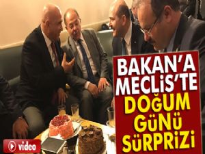 Anayasa değişiklik teklifi görüşmelerinde doğum günü kutlaması