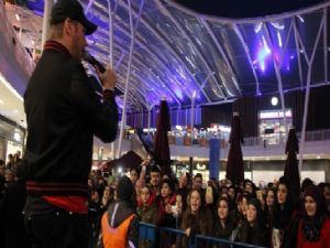 Sinan Akçıl konserinde sürpriz evlenme teklifi