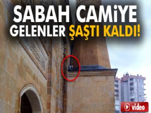 Cami hırsızı kaidede mahsur kaldı