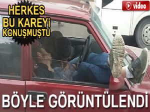 Yolun ortasında direksiyon başında sızan sürücü trafiği kilitledi