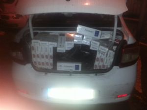  Erzurum'da kapan atılarak durdurulan otomobilde 18 bin 250 paket kaçak sigara ele geçirildi