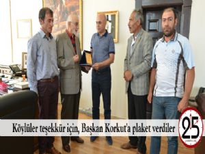  Köylüler teşekkür için, Başkan Korkut'a plaket verdiler