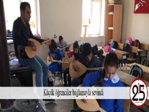  Küçük öğrenciler bağlamayla sevindi 