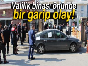 Valilik binası önünde kendini araca kilitledi