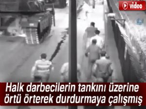 Halk darbecilerin tankını üzerine örtü örterek durdurmaya çalışmış