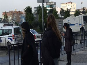 Oyuncu Feyza Civelek'e polise mukavemet gözaltısı