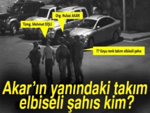 Akar'ın yanındaki takım elbiseli şahıs kim?