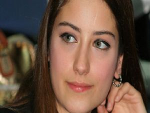 Hazal Kaya acı haberle yıkıldı