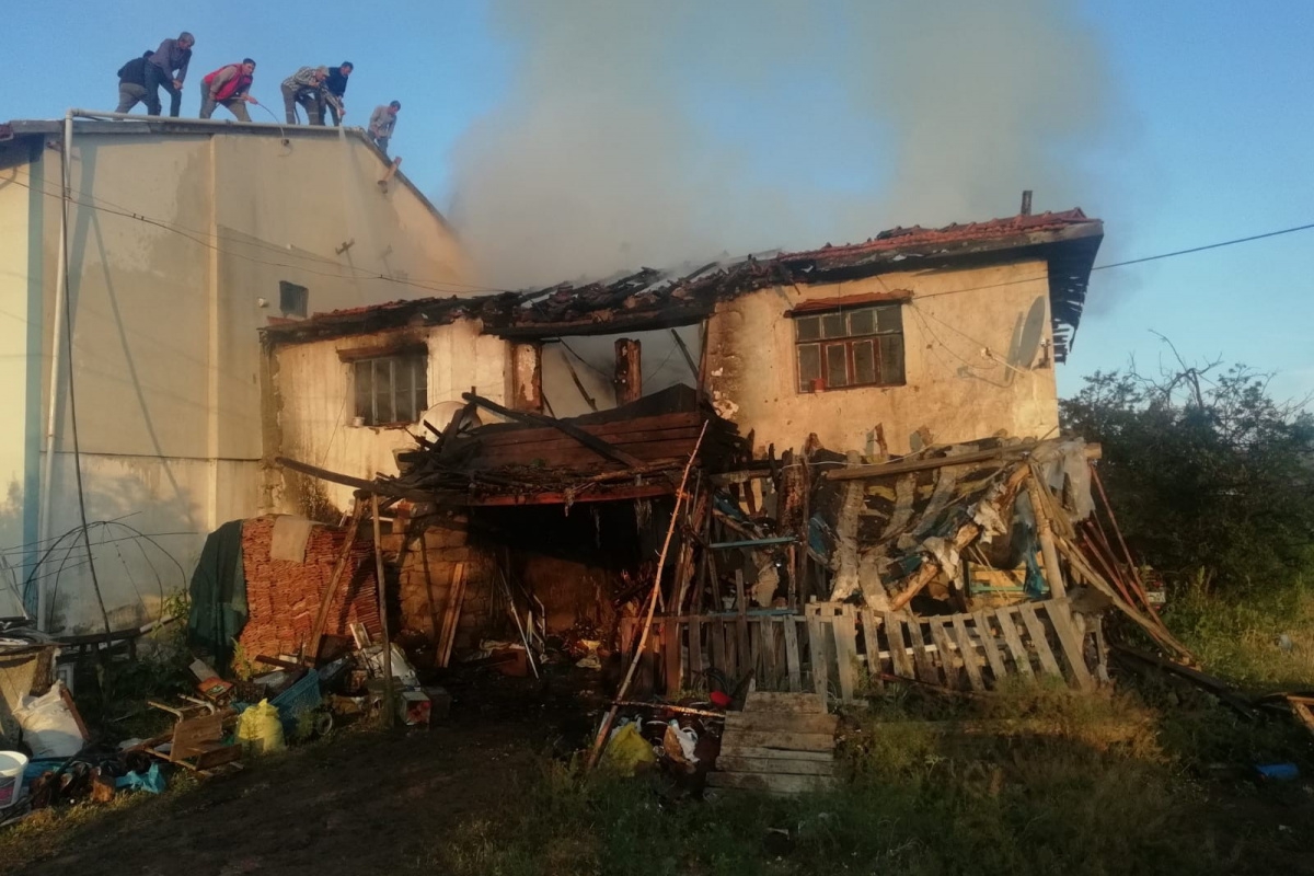 2 katlı kerpiç ev yangında enkaza döndü, ev sahibi ise hastanelik oldu