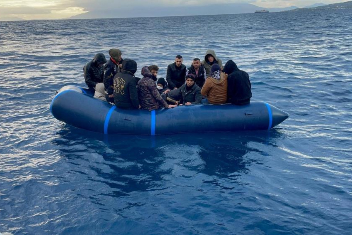 38 göçmen kurtarıldı, 8 göçmen yakalandı