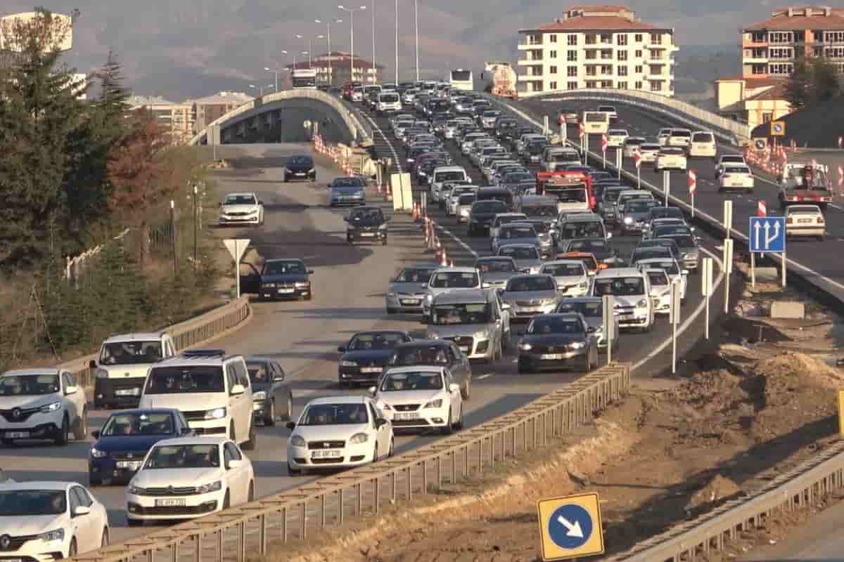 43 ilin geçiş güzergahında trafik kilit: Tatilciler dönüş