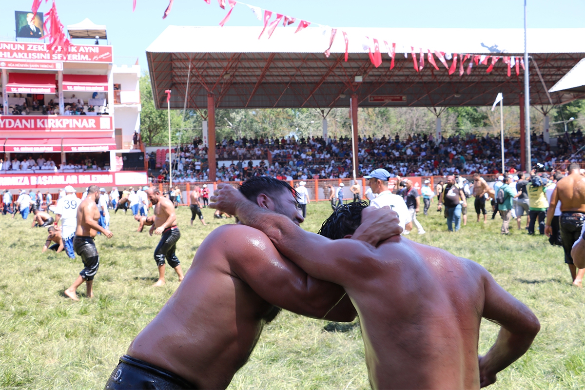 54 başpehlivan Er Meydanı'nda kol bağladı